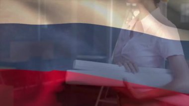Kafkaslı ve elinde planlar olan beyaz bir kadının üzerinde dalgalanan Rus bayrağının animasyonu. Dijital bileşim, çoklu pozlama, meslek, güvenlik, hükümet ve vatanseverlik kavramı.