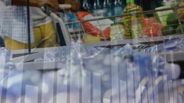 Marketten alışveriş yapan beyaz adamın mali veri işleme animasyonu. Küresel iş, bağlantılar, hesaplama ve veri işleme kavramı dijital olarak oluşturulmuş video.