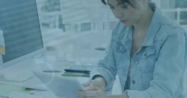 Masada tablet kullanan gülümseyen beyaz iş kadını üzerine bilgi arayüzü animasyonu. Dijital bileşim, iş dünyası, rapor, ilerleme, teknoloji, ofis, kendine güven ve portre kavramı.