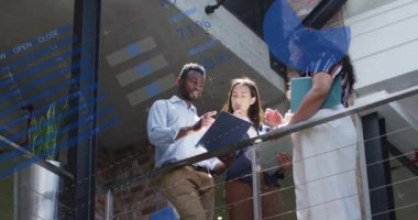 Koridorda dizini tartışan çeşitli mutlu meslektaşlar üzerinde bilgi arayüzü animasyonu. Dijital bileşim, iş dünyası, rapor, ilerleme, takım çalışması, belge, fikirler, planlama ve ofis kavramı.