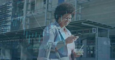Ticaret kurulunun animasyonu, kahve fincanıyla yürüyen ve cep telefonuyla kayan melez bir kadın. Grafikler, dijital bileşim, rapor, iş, içecek, borsa ve teknoloji kavramı.