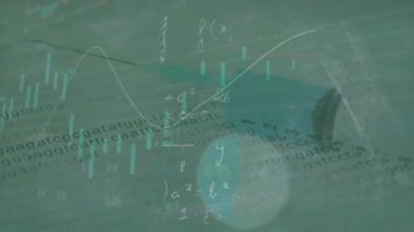 Karanlık arka planda DNA ipliği ve veri işleme animasyonu. Küresel bilim, bağlantılar, hesaplama ve veri işleme kavramı dijital olarak oluşturulmuş video.