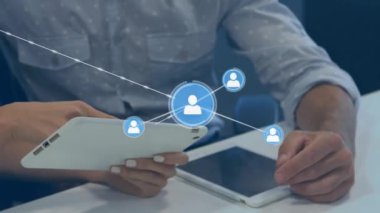 Tabletli farklı iş adamlarının simgeleriyle bağlantı ağının animasyonu. Küresel iş, hesaplama, ağlar, dijital arayüz ve dijital olarak oluşturulmuş video işleme kavramı.