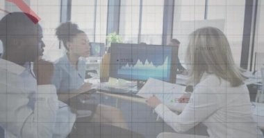 Düşen grafiklerin animasyonu ve bilgisayar üzerinde rapor tartışan çeşitli iş arkadaşlarının şablonu. Dijital bileşik, çoklu pozlama, rapor, iş, planlama, takım çalışması ve teknoloji kavramı.