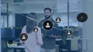 Ofisteki farklı insanlar üzerindeki simgelerle bağlantı ağının animasyonu. Küresel iş, hesaplama, ağlar, dijital arayüz ve dijital olarak oluşturulmuş video işleme kavramı.