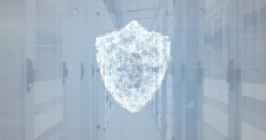 Bilgisayar sunucu odasına karşı bir güvenlik kalkanı simgesi oluşturan bağlantı ağının animasyonu. Siber güvenlik ve iş veri depolama teknolojisi kavramı