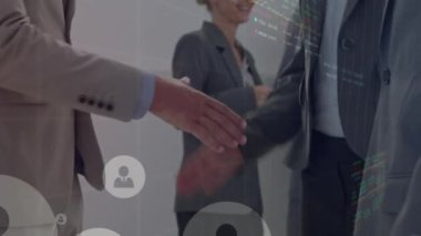 İş adamlarının orta kesimine karşı yüzen profil simgelerinin animasyonu ofiste el sıkışıyor. Küresel ekonomi ve iş veri teknolojisi kavramı