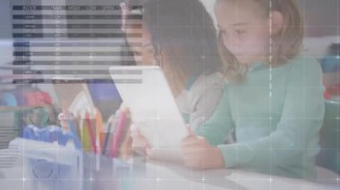 Dijital tablet kullanan farklı kızlar üzerinde çok renkli bilgi arayüzü animasyonu. Dijital bileşik, çoklu pozlama, rapor, iş, çocukluk, birliktelik, küresel, teknoloji kavramı.