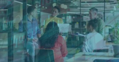 Çeşitli meslektaşların fikir alışverişinde bulunması ve fikir alışverişinde bulunması üzerine bilgi arayüzü animasyonu. Dijital bileşim, iş dünyası, rapor, ilerleme, takım çalışması, dizüstü bilgisayar, belge, planlama, toplantı.