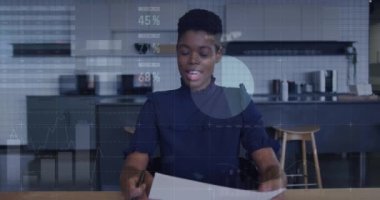 Afro-Amerikan kadının video görüşmeleri üzerine bilgi arayüzü animasyonu. Dijital bileşik, çoklu pozlama, iş, büyüme, ilerleme, küresel ve teknoloji kavramı.
