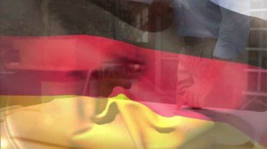 Melez mühendis tasarım planına bakarken Alman bayrağının animasyonu. Dijital bileşim, çoklu pozlama, meslek, hükümet, özgürlük ve vatanseverlik kavramı.