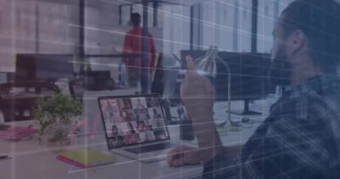 Çeşitli iş arkadaşlarının video konuşmalarında birden fazla grafik ve değişen numaraların animasyonu. Dijital bileşik, çoklu pozlama, rapor, iş, büyüme, takım çalışması ve teknoloji kavramı.