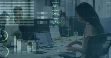 Ofiste dizüstü bilgisayar kullanan melez bir kadın hakkında istatistiksel veri işleme animasyonu. Bilgisayar arayüzü ve iş veri teknolojisi kavramı