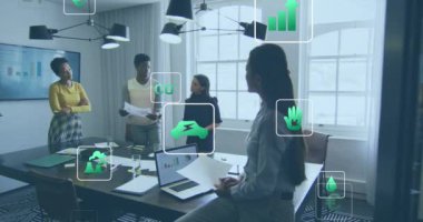 Çeşitli kadın iş arkadaşlarının ofiste raporları tartışması üzerine kare şeklinde simgelerin canlandırılması. Dijital bileşik, çoklu pozlama, iş, tehlikeli, kirlilik, planlama, takım çalışması ve teknoloji.