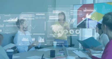 Küre animasyonları, daireler ve barlar, çeşitli kadınların iş arkadaşlarıyla strateji tartışmaları. Grafikler, dijital kompozit, rapor, iş, planlama, takım çalışması, küreselleşme ve teknoloji kavramı.