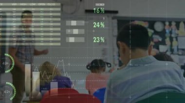 Çeşitli öğretmenlerin öğrencilere beyaz tahtada öğretmesi üzerine çok renkli bilgi arayüzü animasyonu. Dijital bileşik, çoklu pozlama, rapor, iş, çocukluk, birliktelik, küresel konsept,