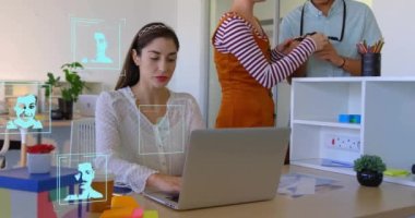 Ofiste dizüstü bilgisayarla çalışan Kafkas iş kadınının profil simgelerinin animasyonu. Dijital kompozit, sosyal medya, kimlik, iş, takım çalışması, fotoğrafçılık, teknoloji, yaratıcı.