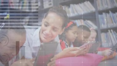 Bilgi arayüzü animasyonu, dijital tablet kullanan öğrenciye bakan çeşitli bayan öğretmenler. Dijital bileşik, çoklu pozlama, rapor, iş, çocukluk, küresel ve teknoloji kavramı.