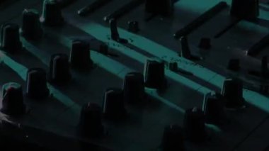 Parti zamanı metin ve el konsolunun animasyonu siyah arkaplandaki partide. Yeni yıl, yeni yıl arifesi, kutlama ve geleneksel konsept dijital olarak oluşturulmuş video.