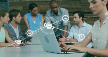 Raporları tartışan ve hazırlayan farklı iş arkadaşlarının çizgileriyle bağlantılı simgelerin canlandırılması. Dijital bileşik, çoklu pozlama, iletişim, planlama, takım çalışması ve teknoloji kavramı.