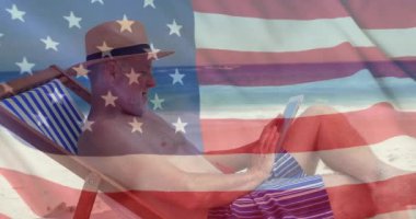 Amerika bayrağının yaz aylarında plajda beyaz yaşlı bir adam üzerinde canlandırılması. Usa, Amerikan vatanseverliği, ulusal bayrak ve yaşam tarzı konsepti dijital olarak oluşturulmuş video.
