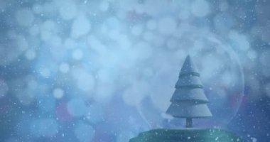 Kar küresindeki Noel ağacının üzerine yağan karların ve mavi arka plandaki ışık lekelerinin animasyonu. Noel şenliği ve kutlama konsepti
