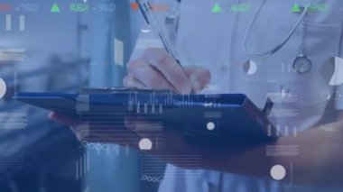 Kafkasyalı kadın doktor üzerinden kırmızı hattın finansal veri işleme animasyonu. Küresel tıp, işletme, hesaplama, ağlar, dijital arayüz ve veri işleme kavramı dijital olarak oluşturuldu.