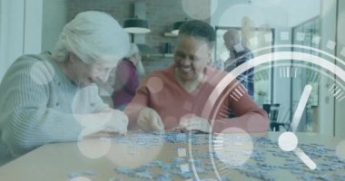 Bulmaca çözen farklı yaşlı insanlar üzerindeki ışık ve saatin animasyonları. Mutluluk, kıdemli yaşam tarzı, aktif yaşam tarzı ve dijital olarak oluşturulmuş emeklilik konsepti.