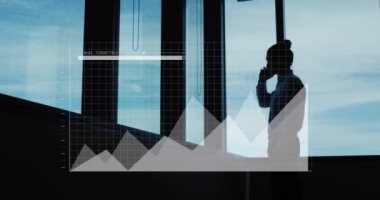 Ofiste akıllı telefondan konuşan iş kadınlarına karşı istatistiksel veri işleme animasyonu. Bilgisayar arayüzü ve iş veri teknolojisi kavramı