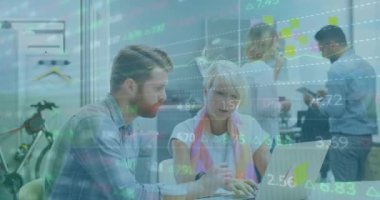 Kafkasyalı meslektaşlar üzerinde bilgi arayüzü animasyonu, laptopun ofisteki raporunu analiz ediyor. Dijital bileşim, iş dünyası, veri, ilerleme, planlama, fikirler, teknoloji, takım çalışması.