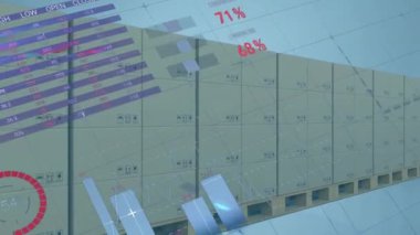 Tahta paletlerin üzerindeki karton kutuların üzerinde beyaz arka planda bilgi arayüzü animasyonu. Dijital bileşik, çoklu pozlama, rapor, iş, küresel ve dağıtım kavramı.