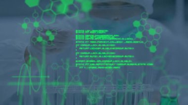 Laboratuvardaki bilim adamının veri işleme animasyonu. Küresel tıp, bilim, bilgisayar ve veri işleme kavramı dijital olarak oluşturulmuş video.