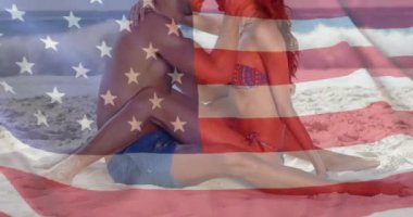 Yazın plajda aşık beyaz bir çiftin bayrağını dalgalandırmak. Usa, Amerikan vatanseverliği, ulusal bayrak ve yaşam tarzı konsepti dijital olarak oluşturulmuş video.