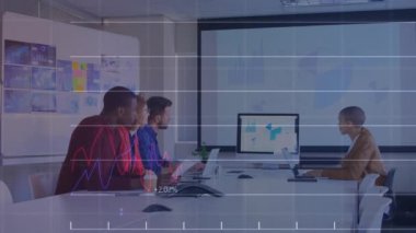 Ofisteki çeşitli iş adamları üzerinde finansal veri işleme animasyonu. Küresel iş, bağlantılar, hesaplama ve veri işleme kavramı dijital olarak oluşturulmuş video.