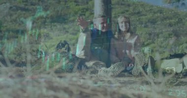 Grafiklerin animasyonu, çemberler yüklemek ve beyaz bir çiftin sırığa karşı oturması. Dijital bileşik, çoklu pozlama, rapor, iş dünyası, borsa, aşk, birliktelik kavramı.