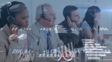 Ofisteki çeşitli meslektaşların telefon kulaklıklarıyla konuşmaları üzerine istatistiksel veri işleme animasyonu. Küresel ağ ve iş veri teknolojisi kavramı