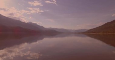 Göl manzarası, dağlar ve mavi gökyüzünde bulutlar. Doğa ve ekoloji kavramı