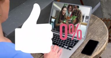 Dizüstü bilgisayar başında video görüşmesi yapan kadın sayısının giderek artan yüzdesiyle doldurulan ikon gibi bir animasyon. Sosyal medya ağı ve iş teknolojisi kavramı