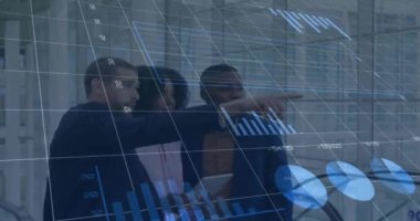 Çeşitli iş adamları üzerinde tabletle finansal veri işleme animasyonu. Küresel iş, hesaplama, ağlar, dijital arayüz ve dijital olarak oluşturulmuş video işleme kavramı.