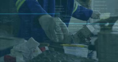 Fabrikadaki işçilerin yağlama kalıbının ortasındaki bilgisayar dilinin animasyonu. Dijital bileşik, çoklu pozlama, meslek, kodlama, programlama dili ve teknoloji kavramı.