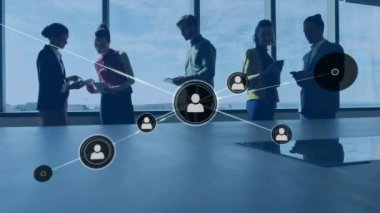 Ofisteki farklı insanlar üzerindeki simgelerle bağlantı ağının animasyonu. Küresel iş, hesaplama, ağlar, dijital arayüz ve dijital olarak oluşturulmuş video işleme kavramı.