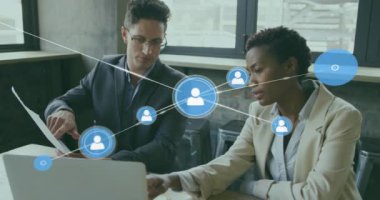 Ofiste raporları tartışan farklı iş arkadaşlarının çizgileriyle bağlantılı simgelerin canlandırılması. Dijital bileşik, çoklu pozlama, iletişim, planlama, takım çalışması ve iş konsepti.