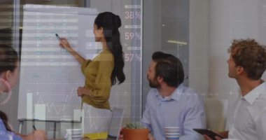 Çeşitli kadın çalışanlara beyaz tahtadaki raporları açıklayan bilgi arayüzü animasyonu. Dijital bileşik, çoklu pozlama, iş, planlama, küresel ve takım çalışması kavramı.