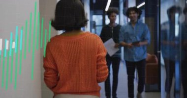 Ofis koridorunda yürürken birbirine gülümseyen çeşitli iş arkadaşlarının grafiklerinin animasyonu. Dijital kompozit, çoklu pozlama, rapor, selamlama, soyut ve iş konsepti.