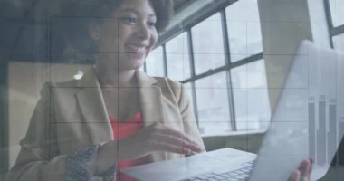 Bilgisayarda kayan mutlu çift ırklı kadının grafiğindeki numaraların animasyonu. Dijital bileşik, çoklu pozlama, rapor, iş, büyüme ve teknoloji kavramı.