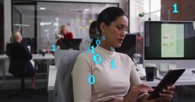Ofisteki dijital tablette kaydırılan çift ırklı kadın üzerine ikili kodların animasyonu. Dijital bileşik, çoklu pozlama, bilgisayar dili, programlama dili ve teknoloji kavramı.