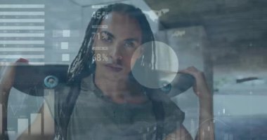 Çok renkli bilgi arayüzü animasyonu, çift ırklı adamın omuzlarında kaykayla duruşu. Dijital bileşik, çoklu pozlama, rapor, iş, büyüme, küresel ve spor kavramı.