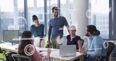 Muhtelif meslekdaşlardan oluşan bir ekibin ofiste tartıştığı istatistiksel veri işleme animasyonu. Bilgisayar arayüzü ve iş veri teknolojisi kavramı