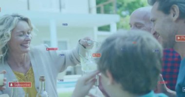 Kahvaltının tadını çıkarırken beyaz bir ailenin tartıştığı birden fazla uyarı barının animasyonu. Dijital bileşim, çoklu pozlama, aşk, birliktelik, sosyal medya anımsatıcı ve teknoloji.