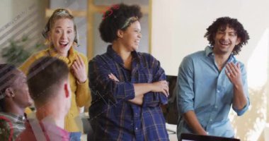 Çoklu grafik animasyonu ve ofiste konuşan ve tartışan mutlu meslektaşlar. Dijital bileşik, iş dünyası, rapor, ilerleme, takım çalışması, dizüstü bilgisayar, gülme, sohbet, teknoloji.